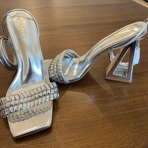 NWT Dazzle Silver Geometric Heel Women's Shoes SIZE 8.5